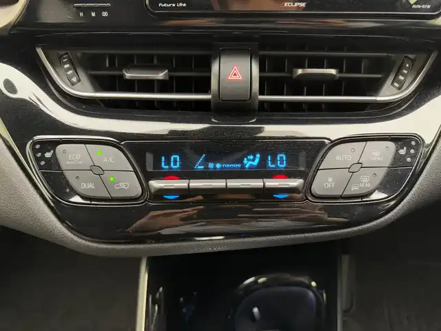 トヨタ Ｃ－ＨＲ G 兵庫県 2017(平29)年 5.3万km ホワイトパールクリスタルシャイン 衝突軽減ブレーキ/レーンキープアシスト/ハーフレザーシート/シートヒーター/社外SDナビ＆フルセグTV/（CD＆DVD＆BT＆MSV＆AUX）/レーダークルーズコントロール/オートライト/LEDライト/シーケンシャルライト/純正18inアルミホイール/フロアマット/スマートキー/プッシュスタート