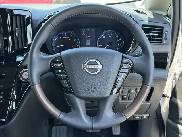 日産 エルグランド 250HWS S アーバンクロム 福島県 2024(令6)年 1.3万km ピュアホワイトパール 純正ナビゲーション/【DVD/SD/USB/HDMI/TV】/アラウンドビューモニター/ドライブレコーダー/ハーフレザーシート/ビルトインETC/フリップダウンモニター/両側電動スライドドア/衝突軽減ブレーキ/レーンキープアシスト/アダプティブクルーズコントロール/ブラインドスポットモニター/助手席・セカンドシートオットマン/LEDオートライト/リアドアシェード/純正フロアマット/ドアバイザー