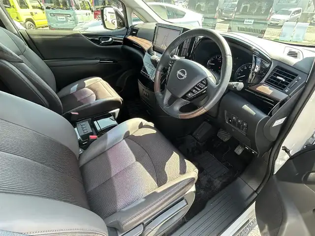 日産 エルグランド 250HWS S アーバンクロム 福島県 2024(令6)年 1.3万km ピュアホワイトパール 純正ナビゲーション/【DVD/SD/USB/HDMI/TV】/アラウンドビューモニター/ドライブレコーダー/ハーフレザーシート/ビルトインETC/フリップダウンモニター/両側電動スライドドア/衝突軽減ブレーキ/レーンキープアシスト/アダプティブクルーズコントロール/ブラインドスポットモニター/助手席・セカンドシートオットマン/LEDオートライト/リアドアシェード/純正フロアマット/ドアバイザー