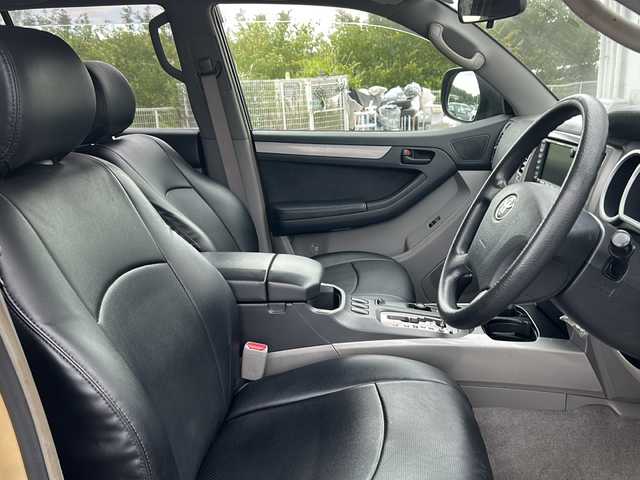 トヨタ ハイラックス サーフ SSR－X 千葉県 2002(平14)年 8.2万km ベージュ ベージュ全塗装　リフトＵＰサス　ホワイトレター　Ｍ／Ｔタイヤ　１７インチＡＷ　外イカリングライト　外テールライト　ブラックミラー　ブラックリアスポイラー　ナビ　バックカメラ　クラッツィオ革調カバー