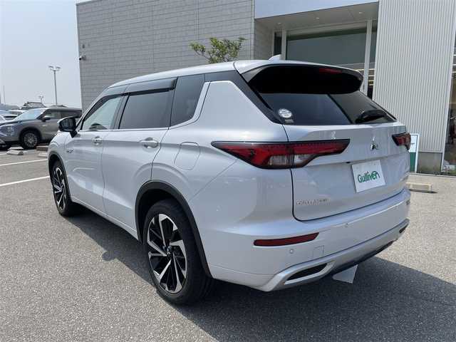 三菱 アウトランダー ＰＨＥＶ P 石川県 2022(令4)年 6万km ホワイトダイヤモンド 4WD/純正ナビ/フルセグTV/全方位カメラ/LEDヘッドライト/ETC/パワーバックドア/レザーシート/シートヒーター/純正アルミホイール/BOSEサウンド/マイパイロット/レーダーブレーキ/保証書