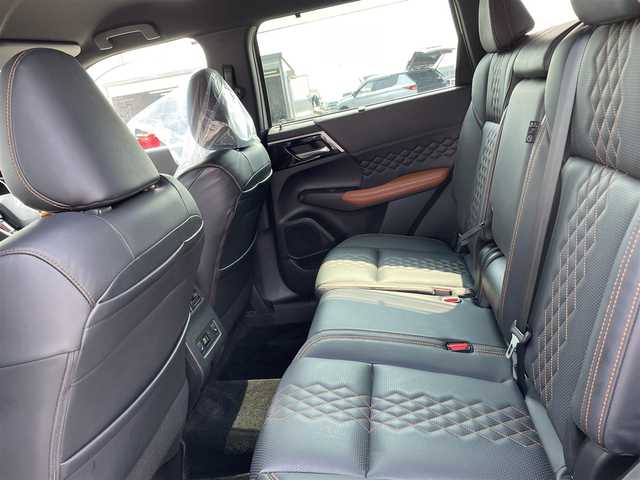 三菱 アウトランダー ＰＨＥＶ P 石川県 2022(令4)年 6万km ホワイトダイヤモンド 4WD/純正ナビ/フルセグTV/全方位カメラ/LEDヘッドライト/ETC/パワーバックドア/レザーシート/シートヒーター/純正アルミホイール/BOSEサウンド/マイパイロット/レーダーブレーキ/保証書
