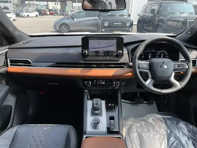 三菱 アウトランダー ＰＨＥＶ P 石川県 2022(令4)年 6万km ホワイトダイヤモンド 4WD/純正ナビ/フルセグTV/全方位カメラ/LEDヘッドライト/ETC/パワーバックドア/レザーシート/シートヒーター/純正アルミホイール/BOSEサウンド/マイパイロット/レーダーブレーキ/保証書