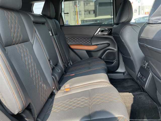 三菱 アウトランダー ＰＨＥＶ P 石川県 2022(令4)年 6万km ホワイトダイヤモンド 4WD/純正ナビ/フルセグTV/全方位カメラ/LEDヘッドライト/ETC/パワーバックドア/レザーシート/シートヒーター/純正アルミホイール/BOSEサウンド/マイパイロット/レーダーブレーキ/保証書