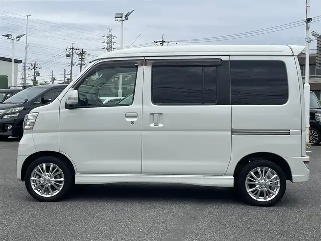 ダイハツ アトレー ワゴン カスタムターボRS LTD SAⅢ 愛知県 2019(平31)年 12.3万km パールホワイトⅢ (株)IDOMが運営する【じしゃロン名古屋鳴海店】の自社ローン専用車両となります。こちらは現金またはオートローンご利用の価格です。自社ローンご希望の方は別途その旨お申し付けください。/登録時走行距離/122457キロ/アイドリングストップ/ターボ/ハイルーフ/社外ナビ/バックカメラ/地デジ/左後パワースライドドア/ETC/新車時整備手帳/　　【保証書】/取扱説明書