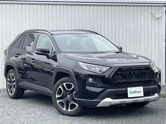 トヨタ ＲＡＶ４ アドベンチャー 埼玉県 2019(令1)年 2.4万km アティチュードブラックマイカ ４ＷＤ/レザーシート/前席シートヒーター/Ｄ席パワーシート/純正９インチメモリナビ＆フルセグＴＶ/　（ＤＶＤ＆ＣＤ＆ＳＤ＆ＢＴ）/バックカメラ/ビルトインＥＴＣ/前方純正ドライブレコーダー/衝突軽減システム/レーンキープアシスト/レーダークルーズコントロール/革巻きステアリング/ステアリングヒーター/ステアリングリモコン/前後コーナーセンサー/ダウンヒルアシスト/盗難防止装置/電動リアゲート/ルーフレール/社外グリル/純正１８inアルミホイール/オートマチックハイビーム/オートライト/ＬＥＤライト/フォグランプ/スマートキー/プッシュスタート/Ｗ＆サイド＋カーテンエアバッグ/横滑り防止装置/ＡＢＳ/フロアマット/新車保証書/取扱説明書/スマートスペアキー有