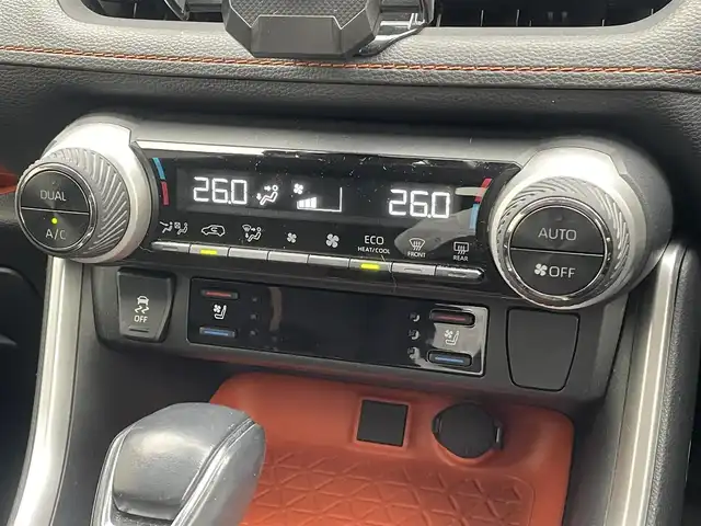 トヨタ ＲＡＶ４ アドベンチャー 埼玉県 2019(令1)年 2.4万km アティチュードブラックマイカ ４ＷＤ/レザーシート/前席シートヒーター/Ｄ席パワーシート/純正９インチメモリナビ＆フルセグＴＶ/　（ＤＶＤ＆ＣＤ＆ＳＤ＆ＢＴ）/バックカメラ/ビルトインＥＴＣ/前方純正ドライブレコーダー/衝突軽減システム/レーンキープアシスト/レーダークルーズコントロール/革巻きステアリング/ステアリングヒーター/ステアリングリモコン/前後コーナーセンサー/ダウンヒルアシスト/盗難防止装置/電動リアゲート/ルーフレール/社外グリル/純正１８inアルミホイール/オートマチックハイビーム/オートライト/ＬＥＤライト/フォグランプ/スマートキー/プッシュスタート/Ｗ＆サイド＋カーテンエアバッグ/横滑り防止装置/ＡＢＳ/フロアマット/新車保証書/取扱説明書/スマートスペアキー有