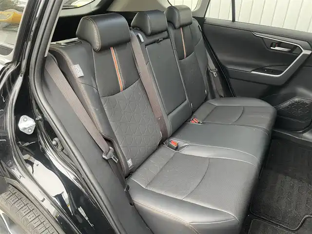 トヨタ ＲＡＶ４ アドベンチャー 埼玉県 2019(令1)年 2.4万km アティチュードブラックマイカ ４ＷＤ/レザーシート/前席シートヒーター/Ｄ席パワーシート/純正９インチメモリナビ＆フルセグＴＶ/　（ＤＶＤ＆ＣＤ＆ＳＤ＆ＢＴ）/バックカメラ/ビルトインＥＴＣ/前方純正ドライブレコーダー/衝突軽減システム/レーンキープアシスト/レーダークルーズコントロール/革巻きステアリング/ステアリングヒーター/ステアリングリモコン/前後コーナーセンサー/ダウンヒルアシスト/盗難防止装置/電動リアゲート/ルーフレール/社外グリル/純正１８inアルミホイール/オートマチックハイビーム/オートライト/ＬＥＤライト/フォグランプ/スマートキー/プッシュスタート/Ｗ＆サイド＋カーテンエアバッグ/横滑り防止装置/ＡＢＳ/フロアマット/新車保証書/取扱説明書/スマートスペアキー有