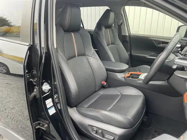 トヨタ ＲＡＶ４ アドベンチャー 埼玉県 2019(令1)年 2.4万km アティチュードブラックマイカ ４ＷＤ/レザーシート/前席シートヒーター/Ｄ席パワーシート/純正９インチメモリナビ＆フルセグＴＶ/　（ＤＶＤ＆ＣＤ＆ＳＤ＆ＢＴ）/バックカメラ/ビルトインＥＴＣ/前方純正ドライブレコーダー/衝突軽減システム/レーンキープアシスト/レーダークルーズコントロール/革巻きステアリング/ステアリングヒーター/ステアリングリモコン/前後コーナーセンサー/ダウンヒルアシスト/盗難防止装置/電動リアゲート/ルーフレール/社外グリル/純正１８inアルミホイール/オートマチックハイビーム/オートライト/ＬＥＤライト/フォグランプ/スマートキー/プッシュスタート/Ｗ＆サイド＋カーテンエアバッグ/横滑り防止装置/ＡＢＳ/フロアマット/新車保証書/取扱説明書/スマートスペアキー有