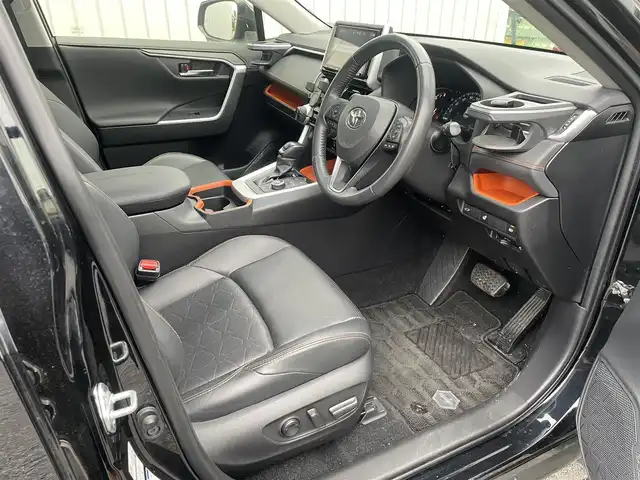 トヨタ ＲＡＶ４ アドベンチャー 埼玉県 2019(令1)年 2.4万km アティチュードブラックマイカ ４ＷＤ/レザーシート/前席シートヒーター/Ｄ席パワーシート/純正９インチメモリナビ＆フルセグＴＶ/　（ＤＶＤ＆ＣＤ＆ＳＤ＆ＢＴ）/バックカメラ/ビルトインＥＴＣ/前方純正ドライブレコーダー/衝突軽減システム/レーンキープアシスト/レーダークルーズコントロール/革巻きステアリング/ステアリングヒーター/ステアリングリモコン/前後コーナーセンサー/ダウンヒルアシスト/盗難防止装置/電動リアゲート/ルーフレール/社外グリル/純正１８inアルミホイール/オートマチックハイビーム/オートライト/ＬＥＤライト/フォグランプ/スマートキー/プッシュスタート/Ｗ＆サイド＋カーテンエアバッグ/横滑り防止装置/ＡＢＳ/フロアマット/新車保証書/取扱説明書/スマートスペアキー有