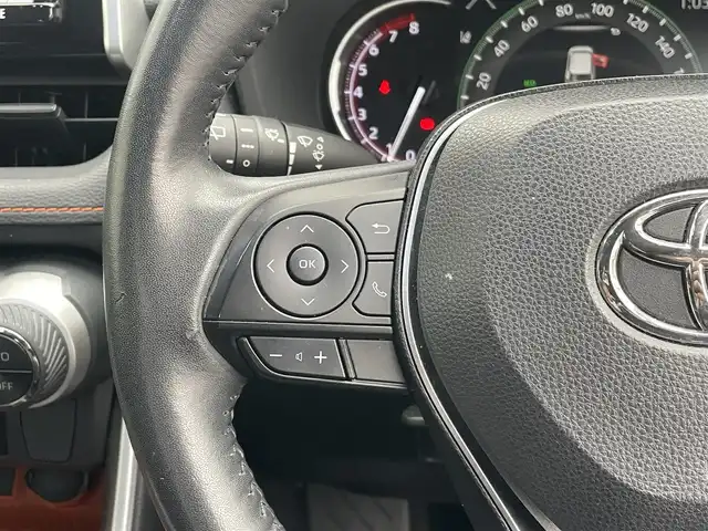 トヨタ ＲＡＶ４ アドベンチャー 埼玉県 2019(令1)年 2.4万km アティチュードブラックマイカ ４ＷＤ/レザーシート/前席シートヒーター/Ｄ席パワーシート/純正９インチメモリナビ＆フルセグＴＶ/　（ＤＶＤ＆ＣＤ＆ＳＤ＆ＢＴ）/バックカメラ/ビルトインＥＴＣ/前方純正ドライブレコーダー/衝突軽減システム/レーンキープアシスト/レーダークルーズコントロール/革巻きステアリング/ステアリングヒーター/ステアリングリモコン/前後コーナーセンサー/ダウンヒルアシスト/盗難防止装置/電動リアゲート/ルーフレール/社外グリル/純正１８inアルミホイール/オートマチックハイビーム/オートライト/ＬＥＤライト/フォグランプ/スマートキー/プッシュスタート/Ｗ＆サイド＋カーテンエアバッグ/横滑り防止装置/ＡＢＳ/フロアマット/新車保証書/取扱説明書/スマートスペアキー有