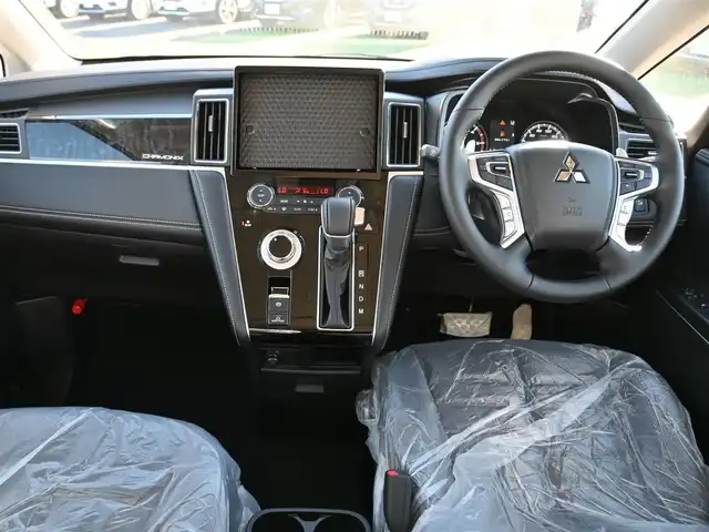 三菱 デリカＤ：５ シャモニー 千葉県 2025(令7)年 0.1千km グラファイトグレーメタリック/ブラックマイカ CHAMONIX (8人)　4WD　e-Assist/オリジナルナビ取付パッケージ＋リアモニター取付パッケージ(25/300)　ステップレス　（8人）/e-Assist/・衝突被害軽減ブレーキシステム（FCM）/・車線逸脱警報システム（LDW）/・レーダークルーズコントロールシステム（ACC）/・誤発進抑制機能（前進＆後退時）（UMS）/・オートマチックハイビーム[AHB]/エレクトリックテールゲート/両側パワースライドドア/ハーフレザーシート/運転席パワーシート/前席シートヒーター/革巻きステアリング/ステアリングヒーター/ステアリングスイッチ/LEDヘッドライト/フォグライト/ウインカーミラー/純正18インチアルミホイル/サイド/カーテンエアバッグ/スマートキー