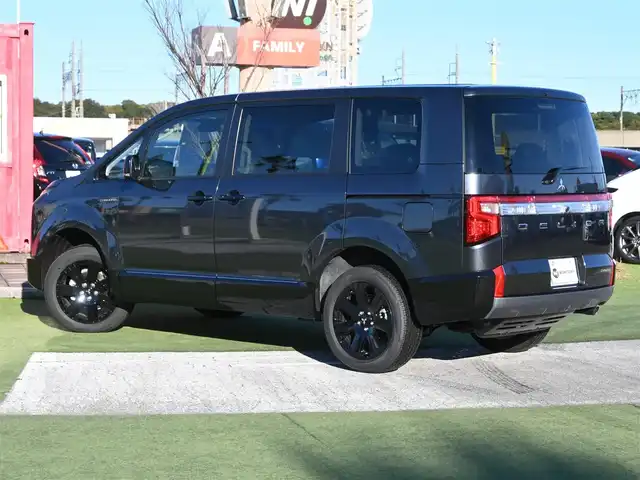 三菱 デリカＤ：５ シャモニー 千葉県 2025(令7)年 0.1千km グラファイトグレーメタリック/ブラックマイカ CHAMONIX (8人)　4WD　e-Assist/オリジナルナビ取付パッケージ＋リアモニター取付パッケージ(25/300)　ステップレス　（8人）/e-Assist/・衝突被害軽減ブレーキシステム（FCM）/・車線逸脱警報システム（LDW）/・レーダークルーズコントロールシステム（ACC）/・誤発進抑制機能（前進＆後退時）（UMS）/・オートマチックハイビーム[AHB]/エレクトリックテールゲート/両側パワースライドドア/ハーフレザーシート/運転席パワーシート/前席シートヒーター/革巻きステアリング/ステアリングヒーター/ステアリングスイッチ/LEDヘッドライト/フォグライト/ウインカーミラー/純正18インチアルミホイル/サイド/カーテンエアバッグ/スマートキー