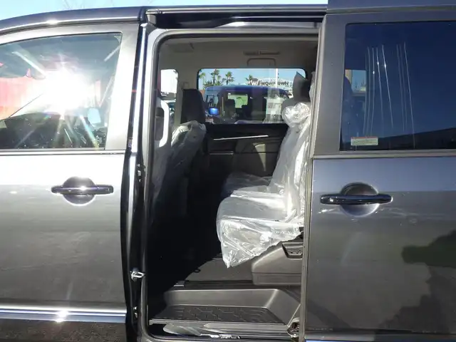 三菱 デリカＤ：５ シャモニー 千葉県 2025(令7)年 0.1千km グラファイトグレーメタリック/ブラックマイカ CHAMONIX (8人)　4WD　e-Assist/オリジナルナビ取付パッケージ＋リアモニター取付パッケージ(25/300)　ステップレス　（8人）/e-Assist/・衝突被害軽減ブレーキシステム（FCM）/・車線逸脱警報システム（LDW）/・レーダークルーズコントロールシステム（ACC）/・誤発進抑制機能（前進＆後退時）（UMS）/・オートマチックハイビーム[AHB]/エレクトリックテールゲート/両側パワースライドドア/ハーフレザーシート/運転席パワーシート/前席シートヒーター/革巻きステアリング/ステアリングヒーター/ステアリングスイッチ/LEDヘッドライト/フォグライト/ウインカーミラー/純正18インチアルミホイル/サイド/カーテンエアバッグ/スマートキー