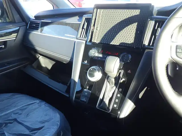 三菱 デリカＤ：５ シャモニー 千葉県 2025(令7)年 0.1千km グラファイトグレーメタリック/ブラックマイカ CHAMONIX (8人)　4WD　e-Assist/オリジナルナビ取付パッケージ＋リアモニター取付パッケージ(25/300)　ステップレス　（8人）/e-Assist/・衝突被害軽減ブレーキシステム（FCM）/・車線逸脱警報システム（LDW）/・レーダークルーズコントロールシステム（ACC）/・誤発進抑制機能（前進＆後退時）（UMS）/・オートマチックハイビーム[AHB]/エレクトリックテールゲート/両側パワースライドドア/ハーフレザーシート/運転席パワーシート/前席シートヒーター/革巻きステアリング/ステアリングヒーター/ステアリングスイッチ/LEDヘッドライト/フォグライト/ウインカーミラー/純正18インチアルミホイル/サイド/カーテンエアバッグ/スマートキー