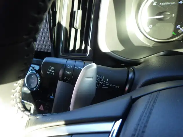 三菱 デリカＤ：５ シャモニー 千葉県 2025(令7)年 0.1千km グラファイトグレーメタリック/ブラックマイカ CHAMONIX (8人)　4WD　e-Assist/オリジナルナビ取付パッケージ＋リアモニター取付パッケージ(25/300)　ステップレス　（8人）/e-Assist/・衝突被害軽減ブレーキシステム（FCM）/・車線逸脱警報システム（LDW）/・レーダークルーズコントロールシステム（ACC）/・誤発進抑制機能（前進＆後退時）（UMS）/・オートマチックハイビーム[AHB]/エレクトリックテールゲート/両側パワースライドドア/ハーフレザーシート/運転席パワーシート/前席シートヒーター/革巻きステアリング/ステアリングヒーター/ステアリングスイッチ/LEDヘッドライト/フォグライト/ウインカーミラー/純正18インチアルミホイル/サイド/カーテンエアバッグ/スマートキー