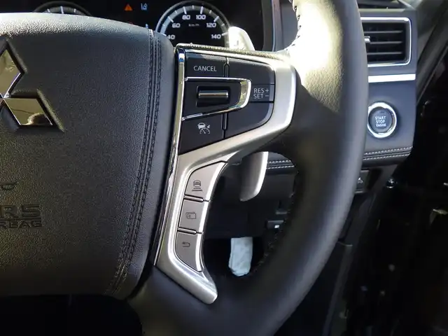 三菱 デリカＤ：５ シャモニー 千葉県 2025(令7)年 0.1千km グラファイトグレーメタリック/ブラックマイカ CHAMONIX (8人)　4WD　e-Assist/オリジナルナビ取付パッケージ＋リアモニター取付パッケージ(25/300)　ステップレス　（8人）/e-Assist/・衝突被害軽減ブレーキシステム（FCM）/・車線逸脱警報システム（LDW）/・レーダークルーズコントロールシステム（ACC）/・誤発進抑制機能（前進＆後退時）（UMS）/・オートマチックハイビーム[AHB]/エレクトリックテールゲート/両側パワースライドドア/ハーフレザーシート/運転席パワーシート/前席シートヒーター/革巻きステアリング/ステアリングヒーター/ステアリングスイッチ/LEDヘッドライト/フォグライト/ウインカーミラー/純正18インチアルミホイル/サイド/カーテンエアバッグ/スマートキー