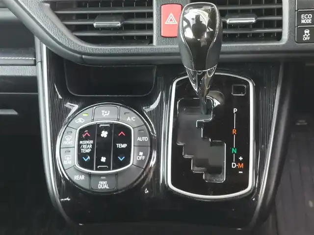 トヨタ エスクァイア Gi プレミアムパッケージ ブラックテーラード 東京都 2020(令2)年 4.2万km ブラック トヨタセーフティセンス　/・衝突被害軽減ブレーキ/・レーンキープアシスト/・クルーズコントロール/・先行車発進告知機能/・標識認識機能/純正ナビ　/・ＦＭ／ＡＭ／ＣＤ／ＤＶＤ/・フルセグＴＶ／Ｂｌｕｅｔｏｏｔｈ　/両側パワースライドドア　/純正フリップダウンモニター　/ＥＴＣ２．０ /ハーフレザーシート/三列シート /ウォークスルーシート/プッシュスタート/スマートキー/純正15インチアルミホイール/純正フロアマット/オートライト/オートエアコン