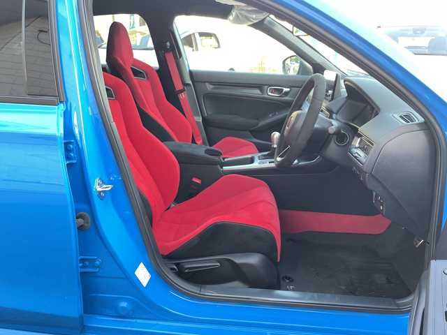 ホンダ シビック タイプR 神奈川県 2024(令6)年 0.1万km レーシングブルーパール ワンオーナー/純正ナビ/【BT/AppleCarPlay/Android Auto/フルセグTV】/バックカメラ/ホンダセンシング/・衝突軽減ブレーキ/・アダプティブクルーズコントロール/・車線維持支援システム/・路外逸脱抑制機能/・誤発進抑制機能/・先行車発進お知らせ機能/・標識認識機能/・歩行者事故低減ステアリング/・近距離衝突軽減ブレーキ/レッドブレーキキャリパー/電動パーキングブレーキ/ブレーキホールド/前後コーナーセンサー/純正19インチアルミ/社外フロアマット/ETC2.0/オートライト/新車時保証書/取扱説明書/スペアキー×１