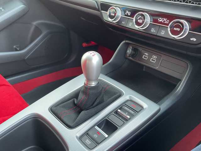 ホンダ シビック タイプR 神奈川県 2024(令6)年 0.1万km レーシングブルーパール ワンオーナー/純正ナビ/【BT/AppleCarPlay/Android Auto/フルセグTV】/バックカメラ/ホンダセンシング/・衝突軽減ブレーキ/・アダプティブクルーズコントロール/・車線維持支援システム/・路外逸脱抑制機能/・誤発進抑制機能/・先行車発進お知らせ機能/・標識認識機能/・歩行者事故低減ステアリング/・近距離衝突軽減ブレーキ/レッドブレーキキャリパー/電動パーキングブレーキ/ブレーキホールド/前後コーナーセンサー/純正19インチアルミ/社外フロアマット/ETC2.0/オートライト/新車時保証書/取扱説明書/スペアキー×１