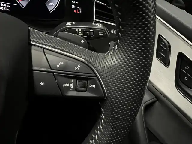 アウディ Ｑ８ 55TFSIクワトロ デビューPKG Sライン 山形県 2020(令2)年 3.9万km ディープブラックパールエフェクト Sラインパッケージ/純正ナビ/・フルセグTV/Bluetooth/USB/・AppleCarPlay/AndroidAuto/Bang＆Olfsenサウンドシステム/マトリクスLEDヘッドライト/レインセンサー/ダウンヒルアシストコントロール/純正前後ドライブレコーダー/ETC2.0/パワーシートD/N/シートヒーターD/N/パーキングエイド/エアサスペンション/アダプティブクルーズコントロール/純正22インチAW