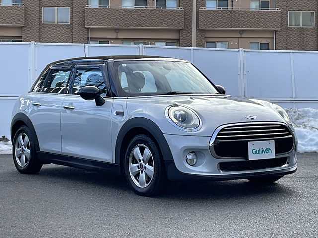 ＭＩＮＩ ミニ クーパー D 秋田県 2017(平29)年 12.1万km ホワイト・シルバー ワンオーナー/ディーゼルターボ/LEDヘッドライト/LEDフォグランプ/HDD純正ナビ/Bluetooth　AUX　ラジオ　USB　HDD/バックカメラ/スペアキー/革調シートカバー/純正アルミホイール/純正フロアマット