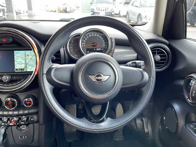 ＭＩＮＩ ミニ クーパー D 秋田県 2017(平29)年 12.1万km ホワイト・シルバー ワンオーナー/ディーゼルターボ/LEDヘッドライト/LEDフォグランプ/HDD純正ナビ/Bluetooth　AUX　ラジオ　USB　HDD/バックカメラ/スペアキー/革調シートカバー/純正アルミホイール/純正フロアマット