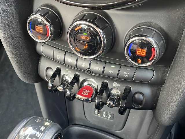 ＭＩＮＩ ミニ クーパー D 秋田県 2017(平29)年 12.1万km ホワイト・シルバー ワンオーナー/ディーゼルターボ/LEDヘッドライト/LEDフォグランプ/HDD純正ナビ/Bluetooth　AUX　ラジオ　USB　HDD/バックカメラ/スペアキー/革調シートカバー/純正アルミホイール/純正フロアマット