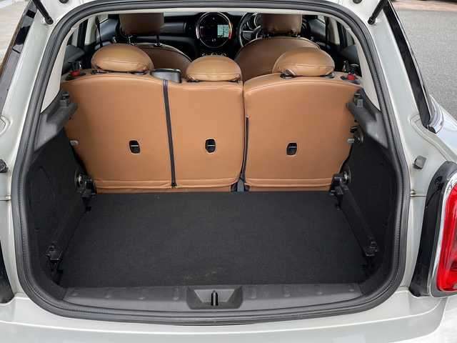 ＭＩＮＩ ミニ クーパー D 秋田県 2017(平29)年 12.1万km ホワイト・シルバー ワンオーナー/ディーゼルターボ/LEDヘッドライト/LEDフォグランプ/HDD純正ナビ/Bluetooth　AUX　ラジオ　USB　HDD/バックカメラ/スペアキー/革調シートカバー/純正アルミホイール/純正フロアマット