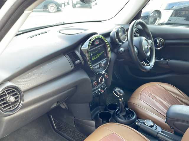 ＭＩＮＩ ミニ クーパー D 秋田県 2017(平29)年 12.1万km ホワイト・シルバー ワンオーナー/ディーゼルターボ/LEDヘッドライト/LEDフォグランプ/HDD純正ナビ/Bluetooth　AUX　ラジオ　USB　HDD/バックカメラ/スペアキー/革調シートカバー/純正アルミホイール/純正フロアマット