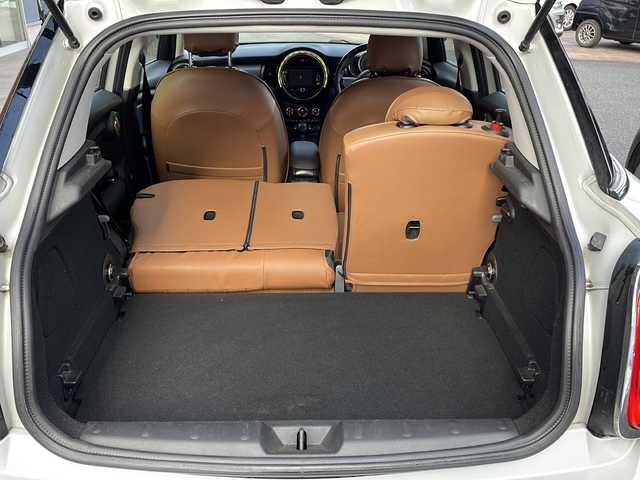 ＭＩＮＩ ミニ クーパー D 秋田県 2017(平29)年 12.1万km ホワイト・シルバー ワンオーナー/ディーゼルターボ/LEDヘッドライト/LEDフォグランプ/HDD純正ナビ/Bluetooth　AUX　ラジオ　USB　HDD/バックカメラ/スペアキー/革調シートカバー/純正アルミホイール/純正フロアマット