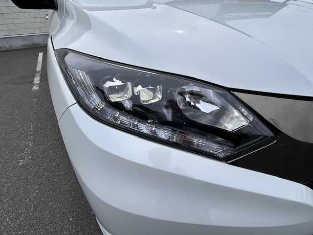 ホンダ ヴェゼル ハイブリッド Z ホンダセンシング 大阪府 2017(平29)年 5万km ホワイトオーキッドパール 純正ナビ(BT/CD/DVD/SD/HDMI/フルセグ)/バックカメラ/衝突被害軽減システム/レーンキープアシスト/横滑り防止装置/盗難防止装置/ABS/アイドリングストップ/レーダークルーズコントロール/オートライト/シートヒーター/ルーフレール/純正フロアマット/純正アルミホイール/ドライブレコーダー/パドルシフト/ETC/LEDヘッドライト/スマートキー×2
