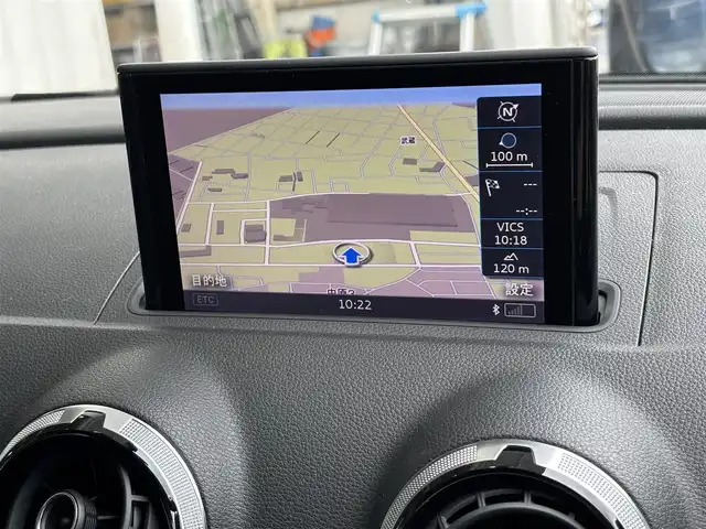 アウディ Ｓ３ スポーツバック 東京都 2015(平27)年 9.8万km 白 Bang/Olufsenサウンドシステム/レッドブレーキキャリパー/Sトロニック６AT/アダプティブクルーズコントロール/パーキングシステム（フロント/リア）/リアビューカメラ/HIDヘッドランプ/メッキ枠付横７本バーフロントグリル/左右開口部メッキ加飾付ハニカムメッシュフロントエアロバンパー/アルミ調ドアミラー/サイドシルスポイラー/リアスポイラー/下部ディヒューザー付リアエアロバンパー/225/40R18/18インチ５本ツインスポークアルミホイール/スポーツサスペンション/マットブラッシュトアルミニウムインパネ加飾/アナログメーター/ドライバーインフォメーションシステム/S３エンブレム付革巻きフラットボトムスステアリングホイール/パドルシフト/ブラック革/クロスコンビシート/パワーシート（前席）/バニティーミラー照明（前席）/アドバンストキーシステム/MMIナビゲーションシステム/アウディサウンドシステム（10スピーカー）/ドライブレコーダー/デジタルルームミラー