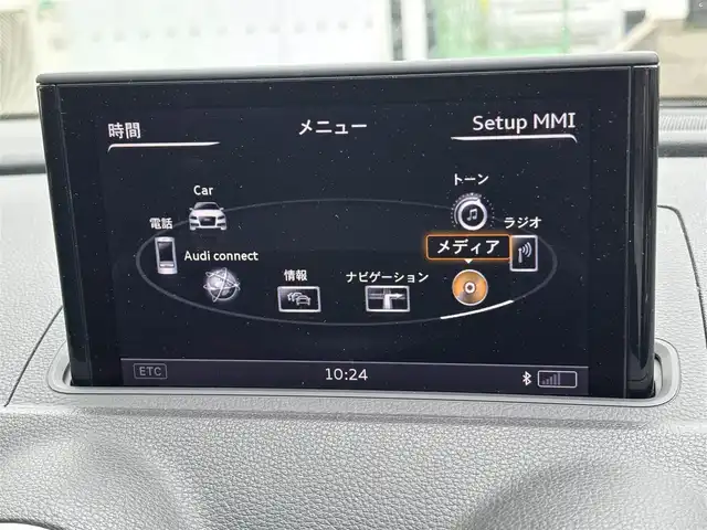 アウディ Ｓ３ スポーツバック 東京都 2015(平27)年 9.8万km 白 Bang/Olufsenサウンドシステム/レッドブレーキキャリパー/Sトロニック６AT/アダプティブクルーズコントロール/パーキングシステム（フロント/リア）/リアビューカメラ/HIDヘッドランプ/メッキ枠付横７本バーフロントグリル/左右開口部メッキ加飾付ハニカムメッシュフロントエアロバンパー/アルミ調ドアミラー/サイドシルスポイラー/リアスポイラー/下部ディヒューザー付リアエアロバンパー/225/40R18/18インチ５本ツインスポークアルミホイール/スポーツサスペンション/マットブラッシュトアルミニウムインパネ加飾/アナログメーター/ドライバーインフォメーションシステム/S３エンブレム付革巻きフラットボトムスステアリングホイール/パドルシフト/ブラック革/クロスコンビシート/パワーシート（前席）/バニティーミラー照明（前席）/アドバンストキーシステム/MMIナビゲーションシステム/アウディサウンドシステム（10スピーカー）/ドライブレコーダー/デジタルルームミラー