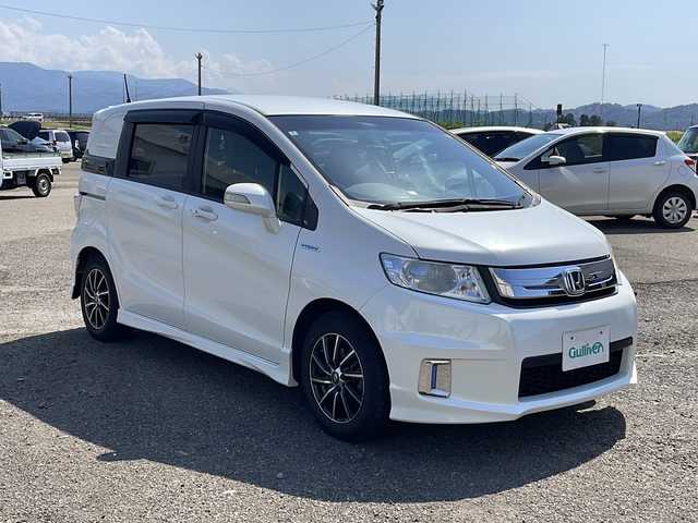 ホンダ フリード スパイク ハイブリット ジャストセレクション 新潟県 2016(平28)年 7.6万km ホワイトオーキッドパール 純正10.1インチSDナビ(VXM-165VFNi)/CD/DVD/BT/フルセグテレビ/SDミュージックサーバー/バックカメラ/ETC/クルーズコントロール/両側パワースライドドア/ステアリングスイッチ/スマートキー/キセノンヘッドライト/オートライト/社外15インチアルミホイール/純正15インチAW夏タイヤ車載
