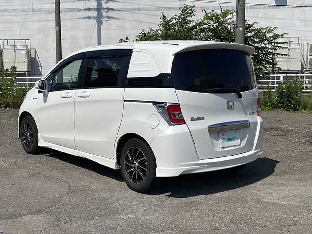 ホンダ フリード スパイク ハイブリット ジャストセレクション 新潟県 2016(平28)年 7.6万km ホワイトオーキッドパール 純正10.1インチSDナビ(VXM-165VFNi)/CD/DVD/BT/フルセグテレビ/SDミュージックサーバー/バックカメラ/ETC/クルーズコントロール/両側パワースライドドア/ステアリングスイッチ/スマートキー/キセノンヘッドライト/オートライト/社外15インチアルミホイール/純正15インチAW夏タイヤ車載