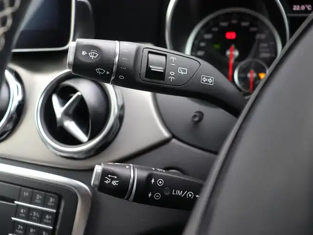 メルセデス・ベンツ ＧＬＡ２２０ 長野県 2018(平30)年 3.2万km 白 レーダーS-パッケージ /黒革シート /純正ナビTV/バックカメラ/CarPlay /ディストロニック 衝突軽減ブレーキ /LKA /BSM /シートヒーター /パワーバックドア /純正18AW /キーレスゴー /LEDライト