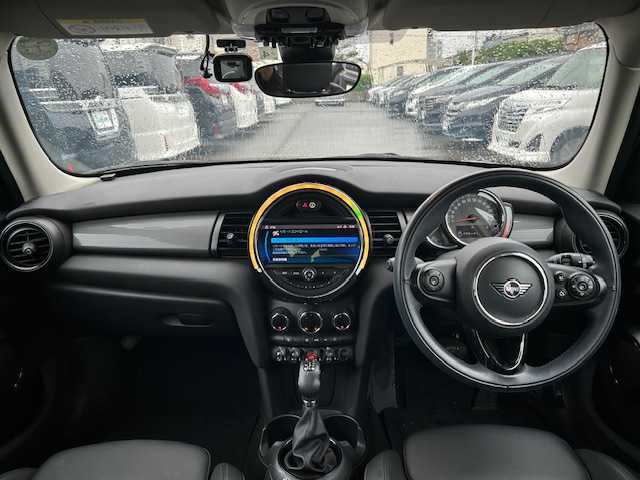 ＭＩＮＩ ミニ クーパー D 大阪府 2020(令2)年 1.8万km ペッパー・ホワイト 純正ナビ　/Ｂｌｕｅｔｏｏｔｈ　/バックカメラ　/レザーシート　/革巻きハンドル　/ＬＥＤヘッドライト　/純正ＥＴＣ　/前後ドライブレコーダー　/ＵＳＢ　/フロアーマット　/１６インチアルミホイール/前後コーナーセンサー