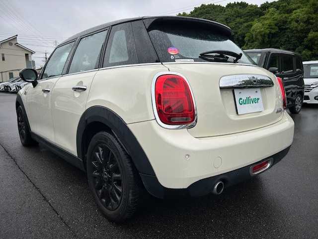 ＭＩＮＩ ミニ クーパー D 大阪府 2020(令2)年 1.8万km ペッパー・ホワイト 純正ナビ　/Ｂｌｕｅｔｏｏｔｈ　/バックカメラ　/レザーシート　/革巻きハンドル　/ＬＥＤヘッドライト　/純正ＥＴＣ　/前後ドライブレコーダー　/ＵＳＢ　/フロアーマット　/１６インチアルミホイール/前後コーナーセンサー