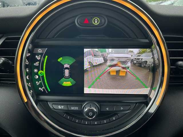 ＭＩＮＩ ミニ クーパー D 大阪府 2020(令2)年 1.8万km ペッパー・ホワイト 純正ナビ　/Ｂｌｕｅｔｏｏｔｈ　/バックカメラ　/レザーシート　/革巻きハンドル　/ＬＥＤヘッドライト　/純正ＥＴＣ　/前後ドライブレコーダー　/ＵＳＢ　/フロアーマット　/１６インチアルミホイール/前後コーナーセンサー