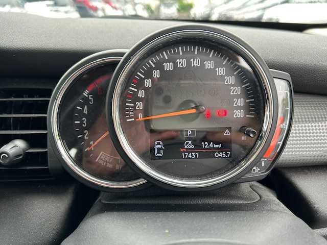 ＭＩＮＩ ミニ クーパー D 大阪府 2020(令2)年 1.8万km ペッパー・ホワイト 純正ナビ　/Ｂｌｕｅｔｏｏｔｈ　/バックカメラ　/レザーシート　/革巻きハンドル　/ＬＥＤヘッドライト　/純正ＥＴＣ　/前後ドライブレコーダー　/ＵＳＢ　/フロアーマット　/１６インチアルミホイール/前後コーナーセンサー