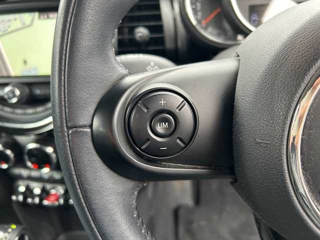 ＭＩＮＩ ミニ クーパー D 大阪府 2020(令2)年 1.8万km ペッパー・ホワイト 純正ナビ　/Ｂｌｕｅｔｏｏｔｈ　/バックカメラ　/レザーシート　/革巻きハンドル　/ＬＥＤヘッドライト　/純正ＥＴＣ　/前後ドライブレコーダー　/ＵＳＢ　/フロアーマット　/１６インチアルミホイール/前後コーナーセンサー