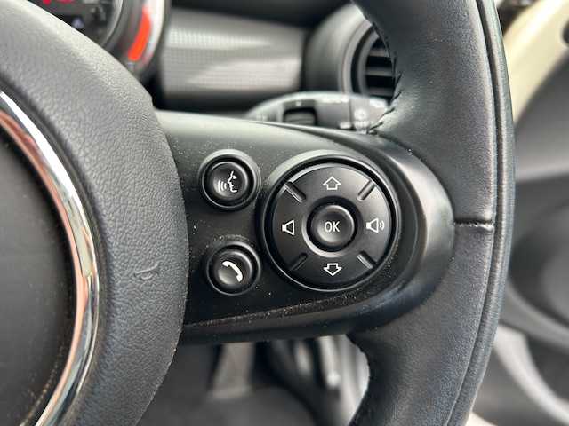 ＭＩＮＩ ミニ クーパー D 大阪府 2020(令2)年 1.8万km ペッパー・ホワイト 純正ナビ　/Ｂｌｕｅｔｏｏｔｈ　/バックカメラ　/レザーシート　/革巻きハンドル　/ＬＥＤヘッドライト　/純正ＥＴＣ　/前後ドライブレコーダー　/ＵＳＢ　/フロアーマット　/１６インチアルミホイール/前後コーナーセンサー
