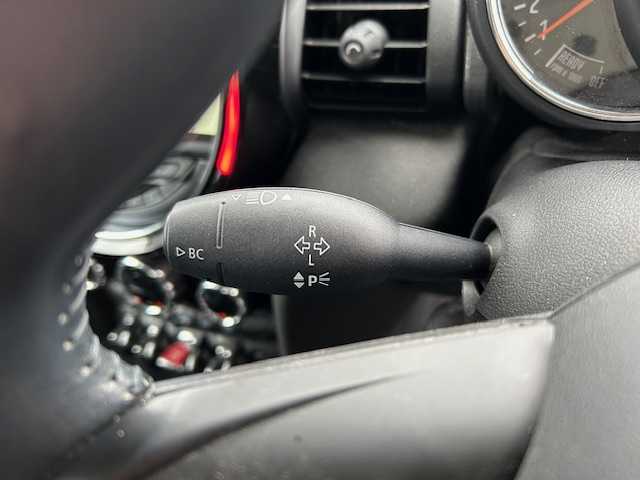 ＭＩＮＩ ミニ クーパー D 大阪府 2020(令2)年 1.8万km ペッパー・ホワイト 純正ナビ　/Ｂｌｕｅｔｏｏｔｈ　/バックカメラ　/レザーシート　/革巻きハンドル　/ＬＥＤヘッドライト　/純正ＥＴＣ　/前後ドライブレコーダー　/ＵＳＢ　/フロアーマット　/１６インチアルミホイール/前後コーナーセンサー