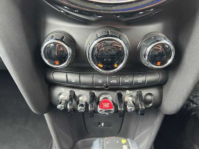 ＭＩＮＩ ミニ クーパー D 大阪府 2020(令2)年 1.8万km ペッパー・ホワイト 純正ナビ　/Ｂｌｕｅｔｏｏｔｈ　/バックカメラ　/レザーシート　/革巻きハンドル　/ＬＥＤヘッドライト　/純正ＥＴＣ　/前後ドライブレコーダー　/ＵＳＢ　/フロアーマット　/１６インチアルミホイール/前後コーナーセンサー