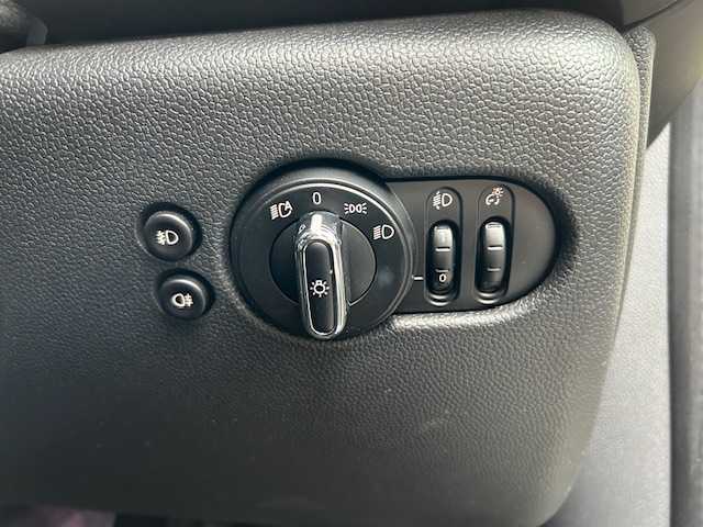 ＭＩＮＩ ミニ クーパー D 大阪府 2020(令2)年 1.8万km ペッパー・ホワイト 純正ナビ　/Ｂｌｕｅｔｏｏｔｈ　/バックカメラ　/レザーシート　/革巻きハンドル　/ＬＥＤヘッドライト　/純正ＥＴＣ　/前後ドライブレコーダー　/ＵＳＢ　/フロアーマット　/１６インチアルミホイール/前後コーナーセンサー