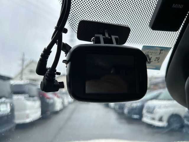 ＭＩＮＩ ミニ クーパー D 大阪府 2020(令2)年 1.8万km ペッパー・ホワイト 純正ナビ　/Ｂｌｕｅｔｏｏｔｈ　/バックカメラ　/レザーシート　/革巻きハンドル　/ＬＥＤヘッドライト　/純正ＥＴＣ　/前後ドライブレコーダー　/ＵＳＢ　/フロアーマット　/１６インチアルミホイール/前後コーナーセンサー