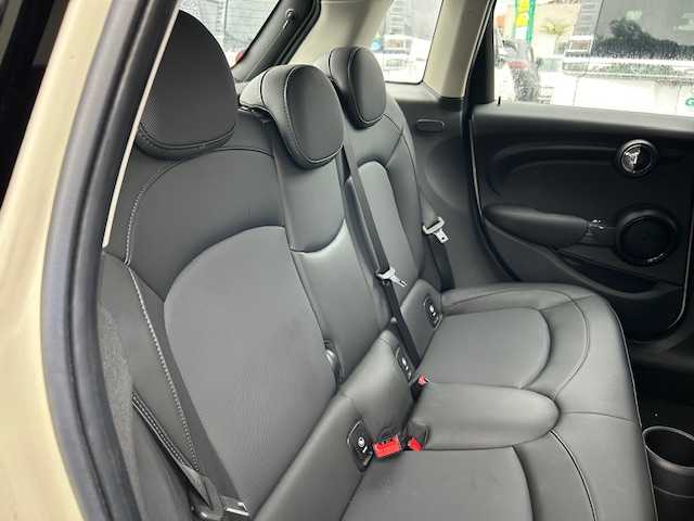 ＭＩＮＩ ミニ クーパー D 大阪府 2020(令2)年 1.8万km ペッパー・ホワイト 純正ナビ　/Ｂｌｕｅｔｏｏｔｈ　/バックカメラ　/レザーシート　/革巻きハンドル　/ＬＥＤヘッドライト　/純正ＥＴＣ　/前後ドライブレコーダー　/ＵＳＢ　/フロアーマット　/１６インチアルミホイール/前後コーナーセンサー