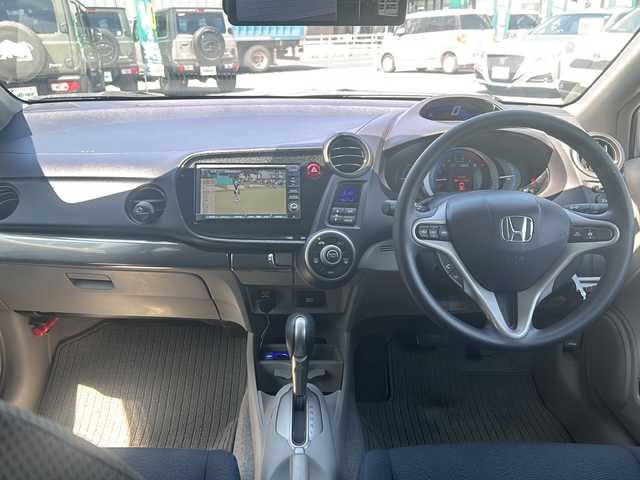 ホンダ インサイト G 鳥取県 2009(平21)年 3.6万km アラバスターシルバーメタリック Honda HDDインターナビシステム/7インチワイドディスプレイ/AM/FM、CD/DVD、Bluetooth/ワンセグテレビ/バックカメラ/ドアバイザー/ETC(ナビゲーションシステムと連動)/ABS/プロジェクタータイプ ハロゲンヘッドライト/電波式キーレスエントリーシステム/運転席用＆助手席用SRSエアバッグシステム