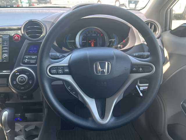 ホンダ インサイト G 鳥取県 2009(平21)年 3.6万km アラバスターシルバーメタリック Honda HDDインターナビシステム/7インチワイドディスプレイ/AM/FM、CD/DVD、Bluetooth/ワンセグテレビ/バックカメラ/ドアバイザー/ETC(ナビゲーションシステムと連動)/ABS/プロジェクタータイプ ハロゲンヘッドライト/電波式キーレスエントリーシステム/運転席用＆助手席用SRSエアバッグシステム